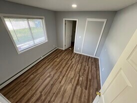 33 Country Greens Dr, Unit 1 in Holtsville, NY - Building Photo