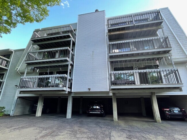 73 Riverside Ave in Stamford, CT - Building Photo - Building Photo
