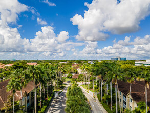 Pinehurst Club in Hollywood, FL - Building Photo - Building Photo