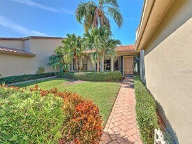 2377 Harbour Oaks Dr in Longboat Key, FL - Building Photo