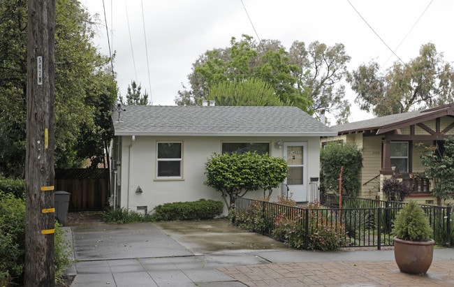 21457 Montgomery St in Hayward, CA - Foto de edificio - Building Photo