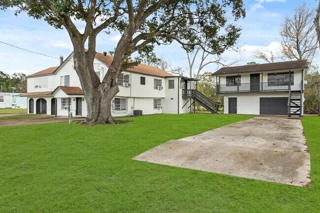105 W Linney St in Dayton, TX - Building Photo - Building Photo