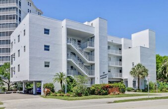 377 Vanderbilt Beach Rd in Naples, FL - Building Photo - Building Photo