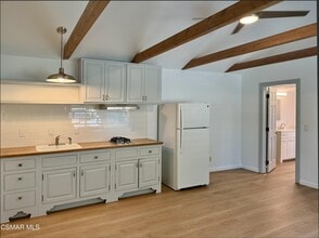 1391 E Hillcrest Dr in Thousand Oaks, CA - Building Photo - Building Photo