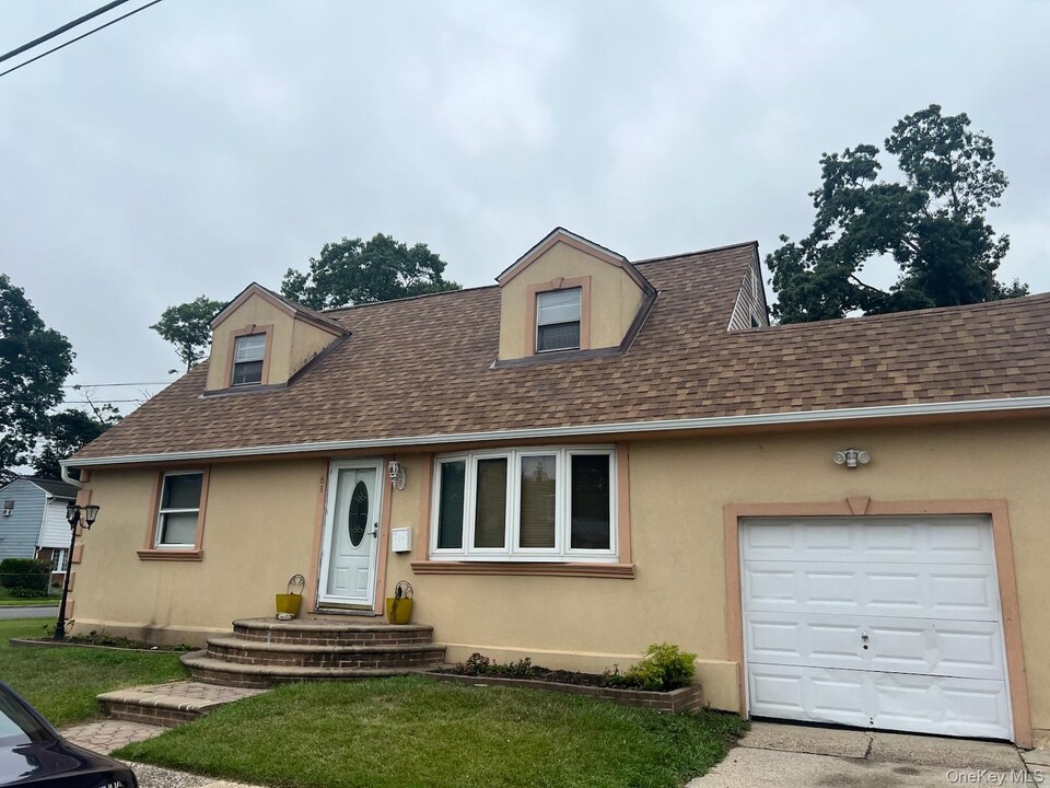 61 Astor Pl in Roosevelt, NY - Building Photo