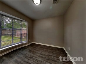 17010 Tibet Rd in Friendswood, TX - Foto de edificio - Building Photo