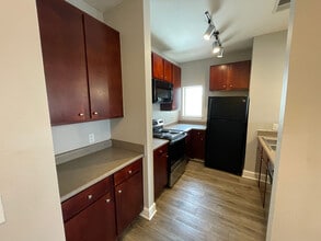 Room in Condo on Crossing Pl in Austin, TX - Building Photo - Building Photo