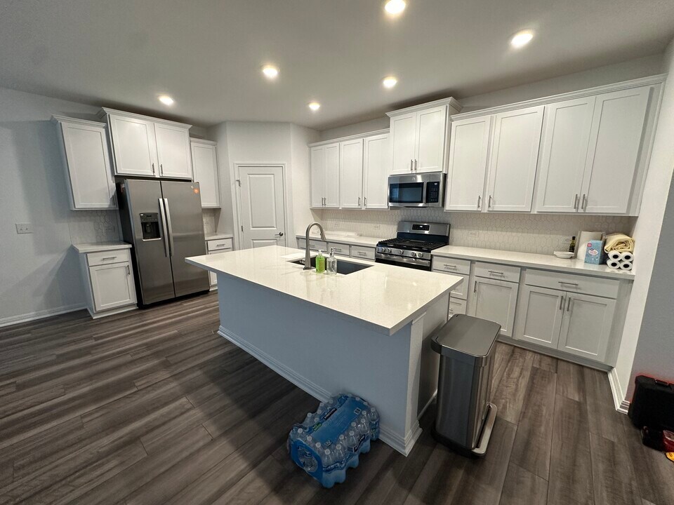 5717 Jennifer Pasture Path in Del Valle, TX - Building Photo