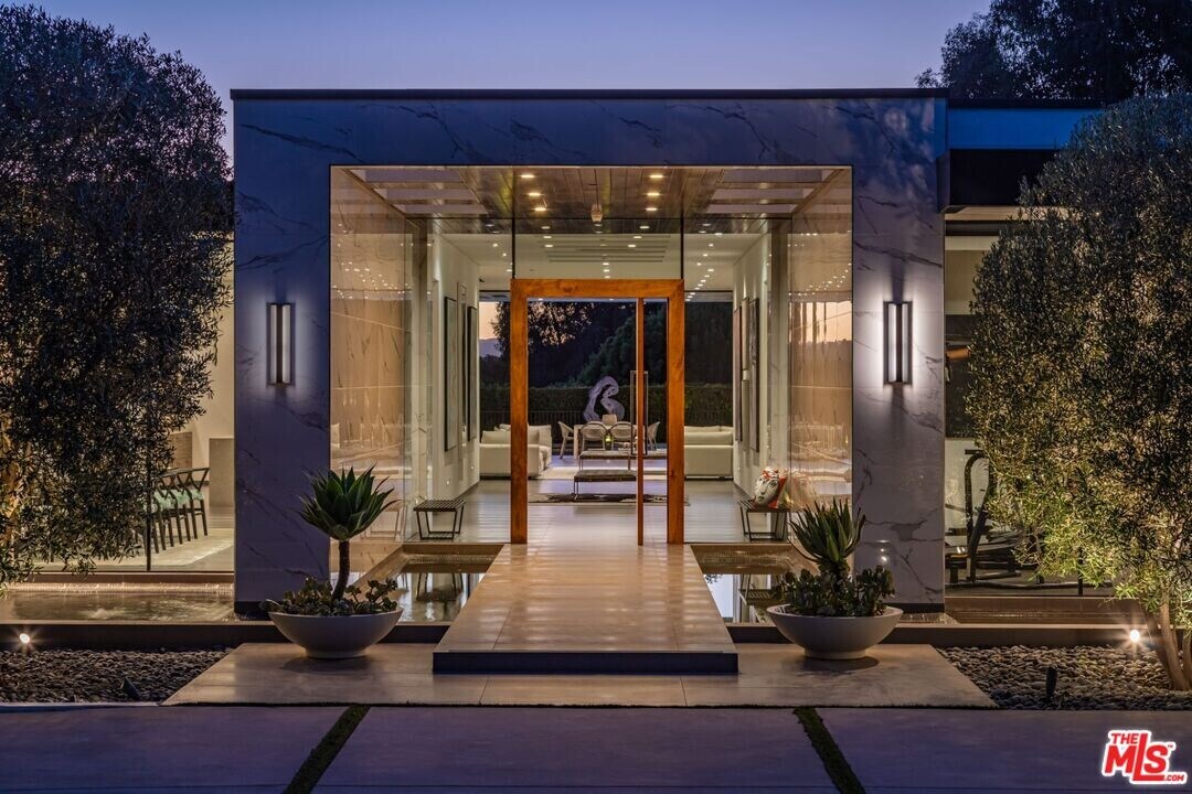 2002 Loma Vista Dr in Beverly Hills, CA - Building Photo