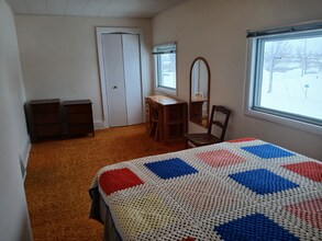 321 W Mcmillan Ave, Unit 1 in Newberry, MI - Foto de edificio - Building Photo