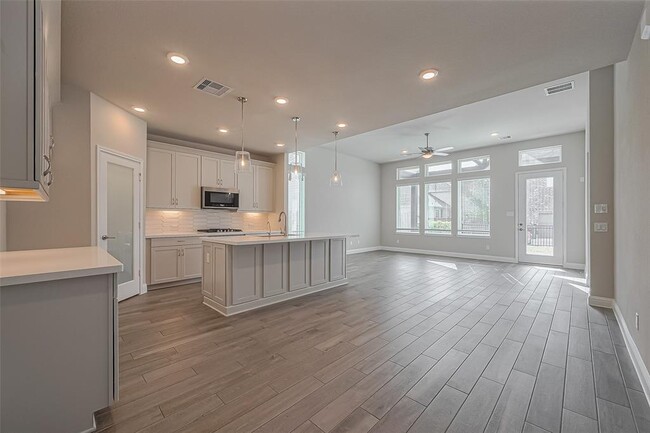 property at 18118 Shoreline Vis Ln
