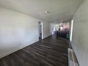 10015 Porto Rico Rd in Houston, TX - Foto de edificio - Building Photo