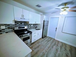 22-24 SW 10th St in Hallandale Beach, FL - Building Photo - Building Photo