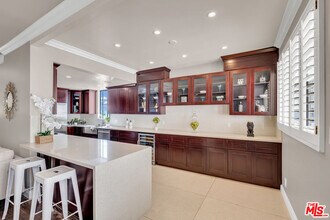 2219 S Bentley Ave in Los Angeles, CA - Building Photo - Building Photo