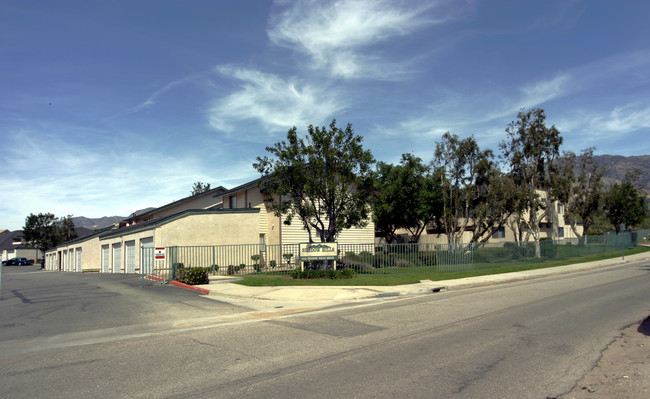 2652 Shadow Hills Dr in San Bernardino, CA - Foto de edificio - Building Photo