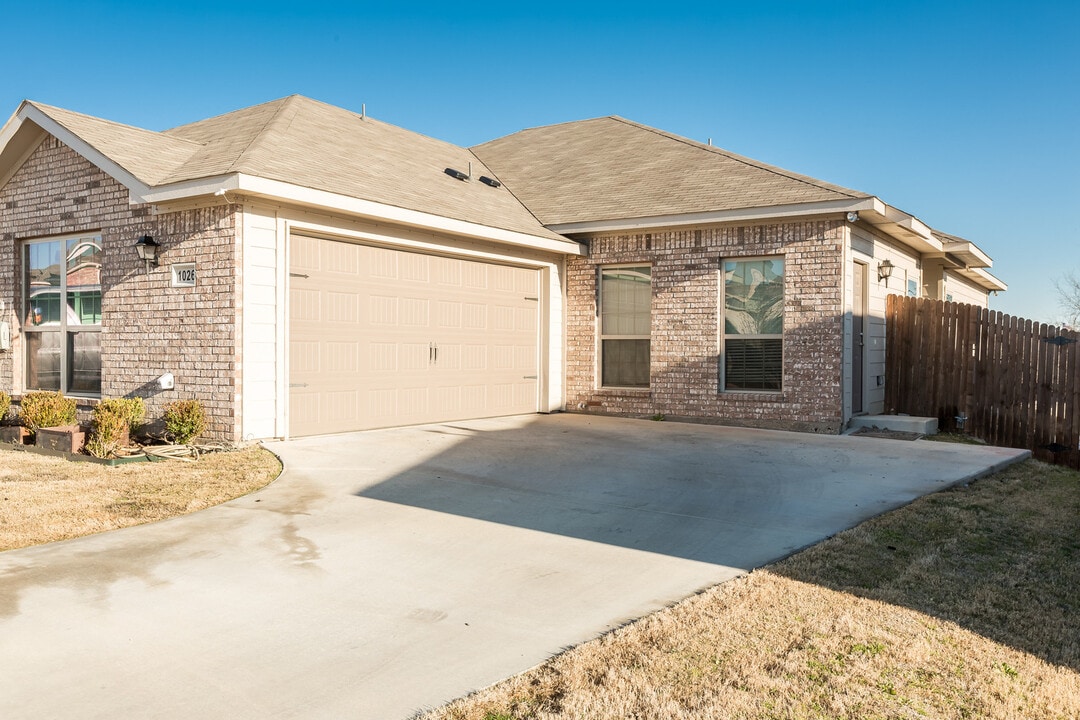 1026 Newcastle Dr in Weatherford, TX - Foto de edificio