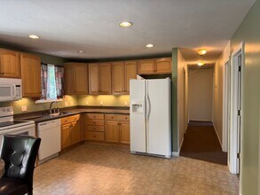 14 Moss St in Burlington, MA - Foto de edificio - Building Photo