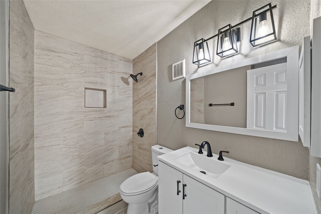 8100 Creekbend Dr in Houston, TX - Building Photo