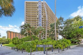 2901 S Bayshore Dr, Unit 7E in Miami, FL - Building Photo - Building Photo