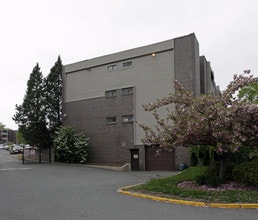 Arbor Hills Apartments in Nutley, NJ - Foto de edificio - Building Photo
