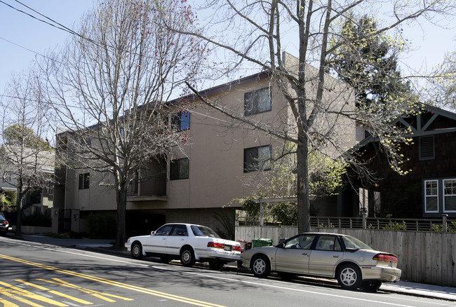 389 Alcatraz Ave in Oakland, CA - Foto de edificio - Building Photo