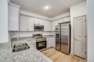 7557 Briarwood Pass, Unit 042-407 in San Antonio, TX - Foto de edificio - Building Photo