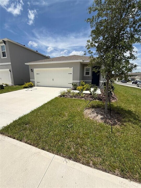 1424 Cumberland Ave in Davenport, FL - Building Photo