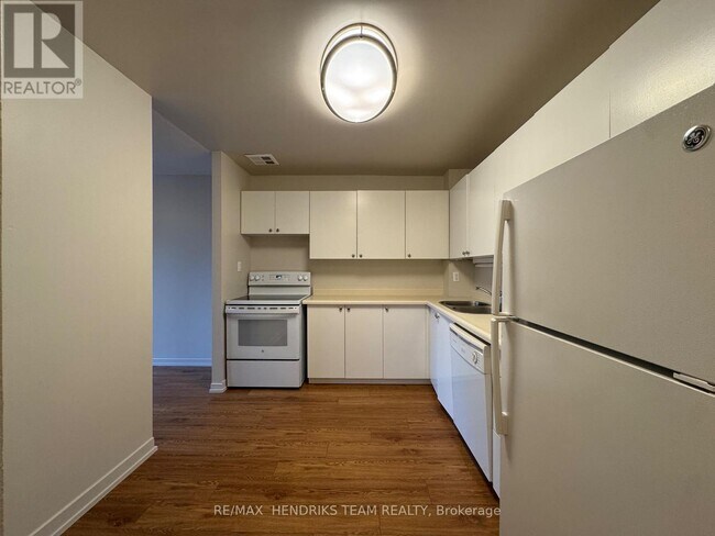 128 St Augustine Dr in St Catharines, ON - Building Photo - Building Photo