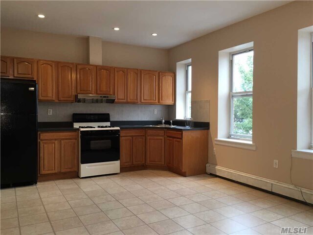 45-01 Ditmars Blvd in Queens, NY - Building Photo