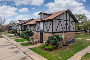 Woodbury Place in San Antonio, TX - Building Photo