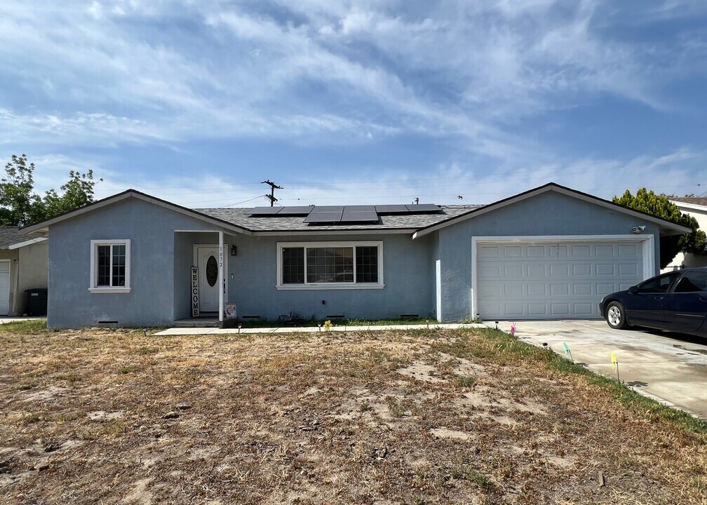 1072 Val Verde Dr in Hemet, CA - Building Photo