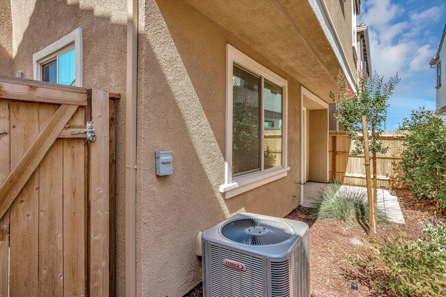 10466 Oboe Way in Elk Grove, CA - Building Photo - Building Photo