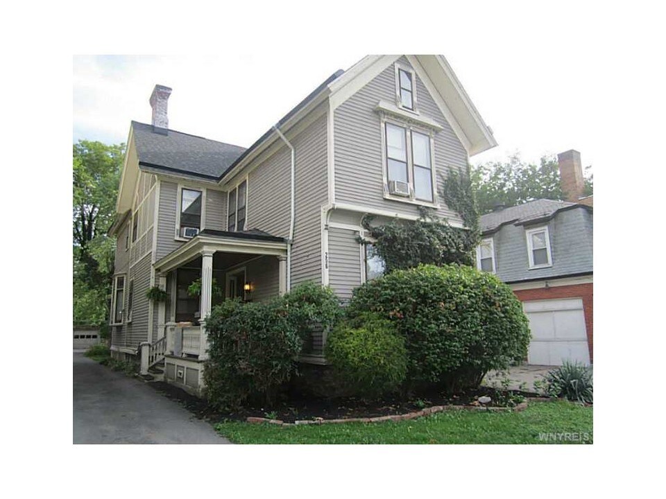 256 Bryant St in Buffalo, NY - Building Photo