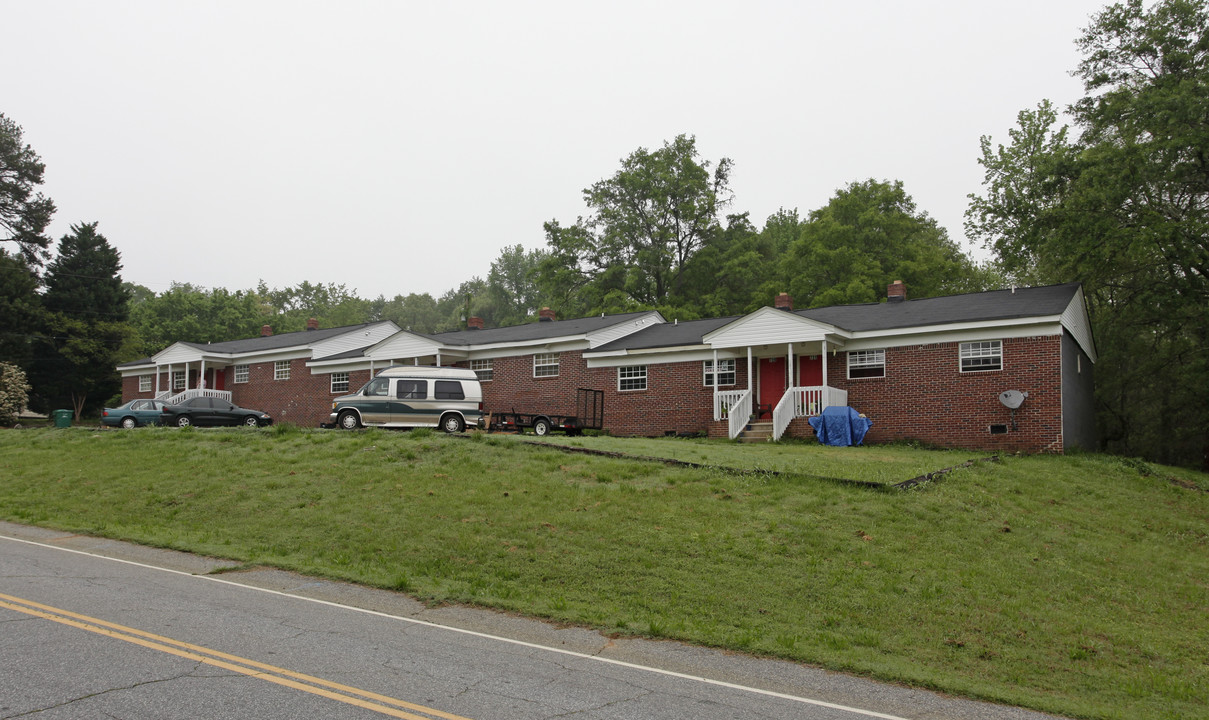 721-731 S Main St in Woodruff, SC - Building Photo