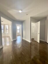 908 W Montrose Ave, Unit 906-2 in Chicago, IL - Foto de edificio - Building Photo