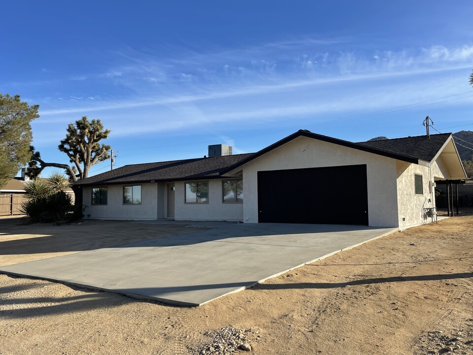 60325 Alta Loma Dr in Joshua Tree, CA - Foto de edificio