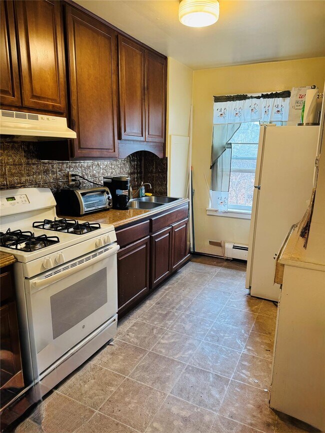 8 Farrell St in Newburgh, NY - Building Photo - Building Photo