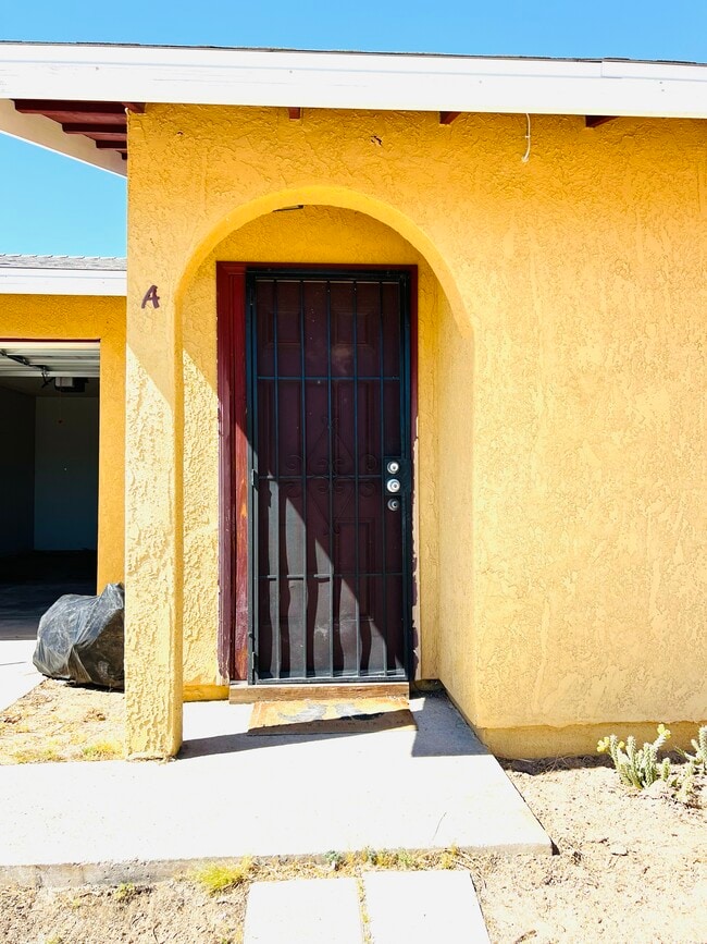 6688 National Park Dr, Unit A in Twentynine Palms, CA - Foto de edificio - Building Photo