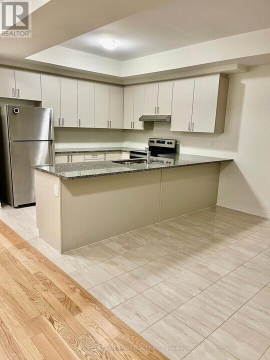 129 Air Dancer Cres in Oshawa, ON - Building Photo