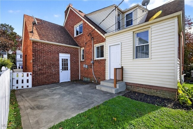 property at 2520 Laurelhurst Rd