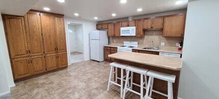 7438 S Camelback Cir, Unit basement in Cottonwood Heights, UT - Building Photo - Building Photo