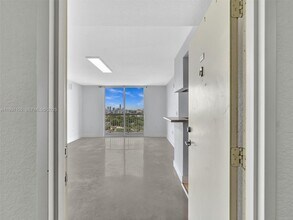 816 NW 11th St in Miami, FL - Foto de edificio - Building Photo