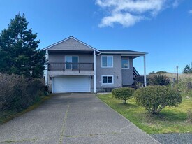 33705 G St in Ocean Park, WA - Building Photo