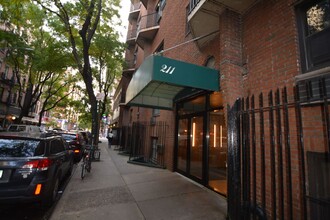 211 Thompson St in New York, NY - Building Photo - Building Photo