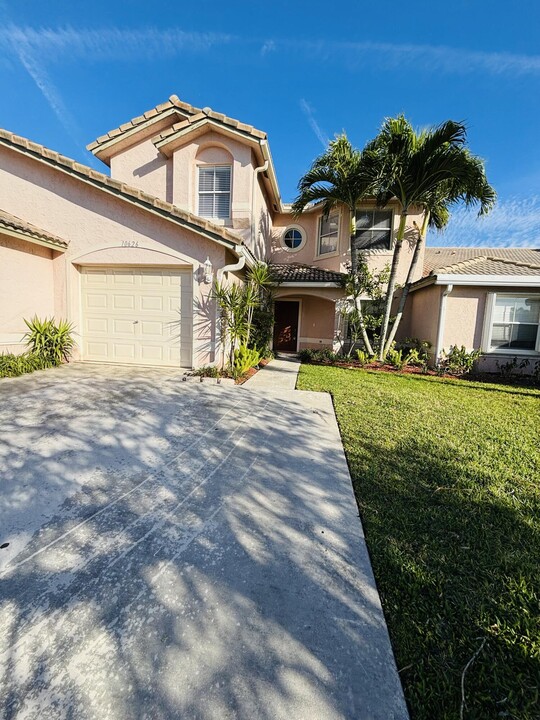 10626 Lake Shore Dr in Wellington, FL - Building Photo