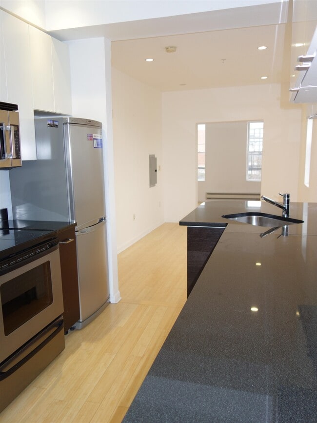 88 Brunswick St-Unit -1 in Jersey City, NJ - Foto de edificio - Building Photo