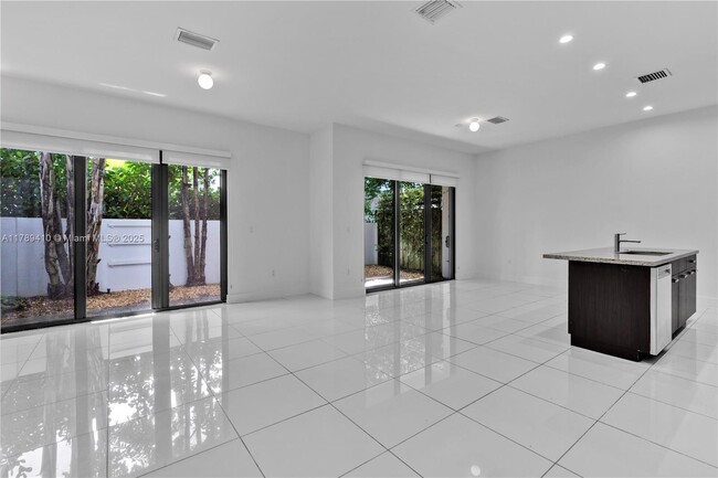 3318 Day Ave in Miami, FL - Building Photo - Building Photo
