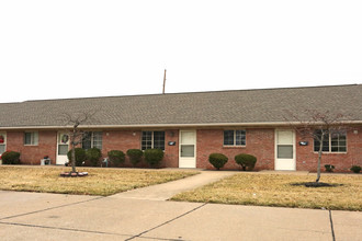 Lakeside Manor Apartments 55+ in Evansville, IN - Foto de edificio - Building Photo