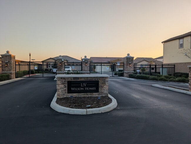 2348 Lombard Ln in Clovis, CA - Building Photo - Building Photo