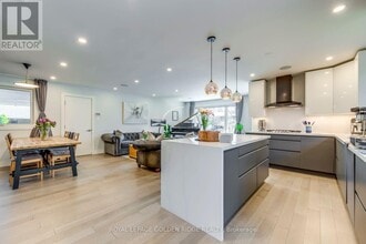 2220 Elmhurst Ave in Oakville, ON - Building Photo - Building Photo